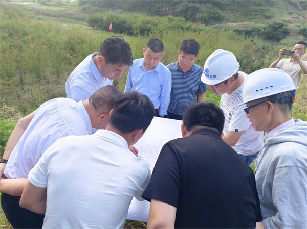 5月15日，張總會(huì)程縣長、國土、水利、桂林鎮(zhèn)、徽城鎮(zhèn)主要領(lǐng)導(dǎo)現(xiàn)場(chǎng)查看防洪項(xiàng)目征地重影事宜.jpg