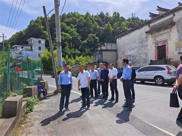 5月16日，洪董陪同汪凱書記一行調(diào)研水源地保護區(qū)。.jpg