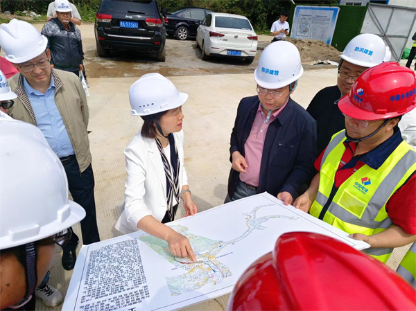 5月9日，江卓琪付市長調研新安江防洪治理工程，張總陪同。.jpg