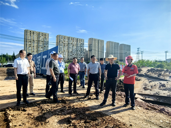 6月12日，洪董陪同王縣長調(diào)研新安江防洪治理工程。.jpg