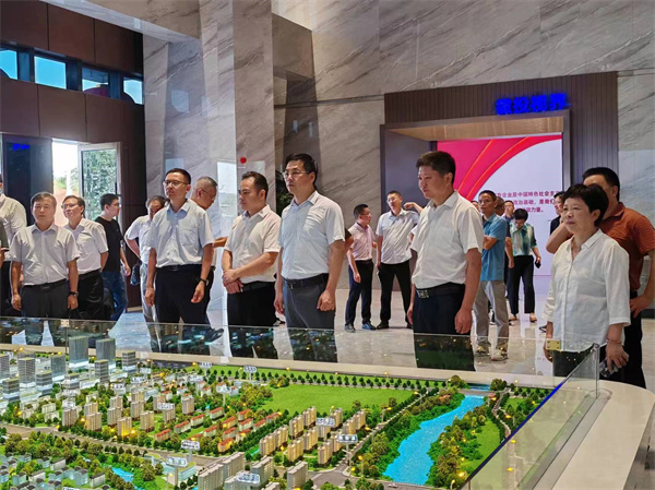 7月18日上午，歙縣人工智能創(chuàng)客中心正式投入使用并舉行揭牌儀式，縣委常委、常務(wù)副縣長(zhǎng)詹凱主持儀式，縣委副書記、縣長(zhǎng)王奇勇和徽投集團(tuán)黨委書記、董事長(zhǎng)洪筱明共同為歙縣人工智能創(chuàng)客中心揭牌?？h委常委、縣經(jīng)開區(qū)管委會(huì)主任王坤，副縣長(zhǎng)程衍生，縣政協(xié)副主席、財(cái)政局局長(zhǎng)曹胡翠，縣直有關(guān)部門、縣各金融機(jī)構(gòu)主要負(fù)責(zé)同志，共同見證揭牌儀式，并觀摩富豐新城片區(qū)投資規(guī)劃沙盤、集團(tuán)企業(yè)館2。.jpg