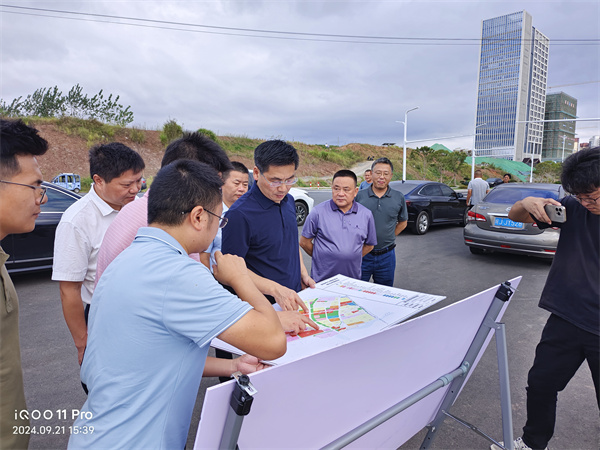 9月21日，洪董，張總陪同王奇勇縣長一行調(diào)研富豐新城片區(qū)開發(fā)推進情況。.jpg