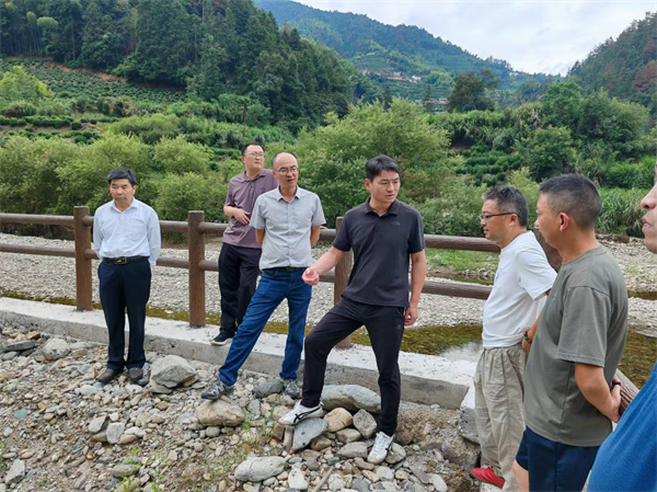 9月15日，程偉副縣長(zhǎng)帶隊(duì)調(diào)研桂溪河清淤事宜。.jpg