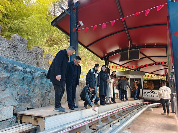 12月9日，縣人大鄭向陽主任，洪董率隊赴象山考察軌道爬山車項目.jpg