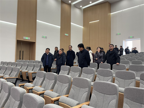 1月4日，洪董陪同吳志平書(shū)記檢查行知研學(xué)基地會(huì)務(wù)準(zhǔn)備情況。.jpg