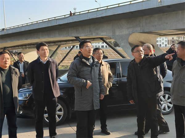 1月19日下午，縣政府縣長實地調(diào)研新安江流域防洪治理工程項目進(jìn)展情況，副縣長程偉，縣政府辦、縣水利局、縣應(yīng)急局、縣住建局、縣城管局、徽投集團(tuán)、徽城鎮(zhèn)、桂林鎮(zhèn)有關(guān)負(fù)責(zé)同志隨同參加。.jpg