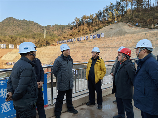 1月19日下午，縣政府縣長實地調(diào)研新安江流域防洪治理工程項目進(jìn)展情況，副縣長程偉，縣政府辦、縣水利局、縣應(yīng)急局、縣住建局、縣城管局、徽投集團(tuán)、徽城鎮(zhèn)、桂林鎮(zhèn)有關(guān)負(fù)責(zé)同志隨同參加1。.jpg