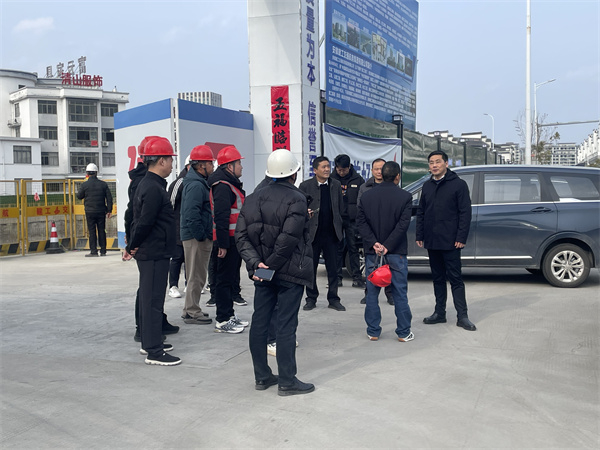 2月5日，縣長(zhǎng)王奇勇帶隊(duì)調(diào)研新徽商創(chuàng)業(yè)基地一期一標(biāo)段項(xiàng)目春節(jié)后復(fù)工復(fù)產(chǎn)工作，黃山徽投集團(tuán)總經(jīng)理潘楷金陪同調(diào)研。.jpg