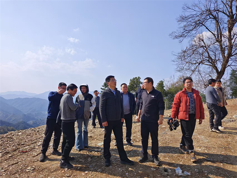 3月18日，縣長王奇勇帶隊調(diào)研石潭景區(qū)項(xiàng)目，黃山徽投集團(tuán)黨委書記、董事長洪筱明陪同調(diào)研。.jpg