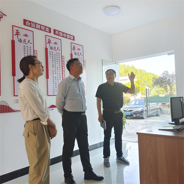 5月5日，縣委常委、組織部長方慶峰調(diào)研新安江公司，黃山徽投集團常務(wù)副總經(jīng)理方亮陪同。.jpg