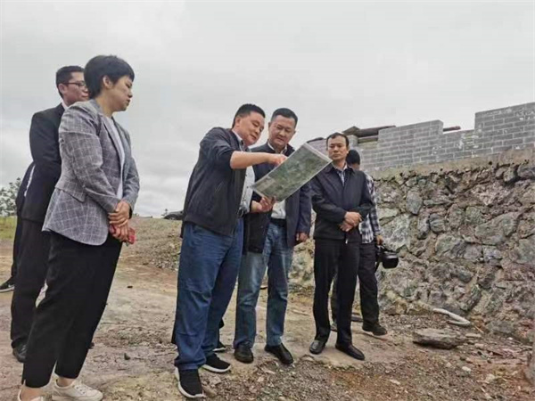 5月10日，副縣長徐涌泗一行調(diào)研湖田山項(xiàng)目，黃山徽投集團(tuán)黨委書記、董事長洪筱明，湖田山執(zhí)行董事邢輝姣陪同2.jpg
