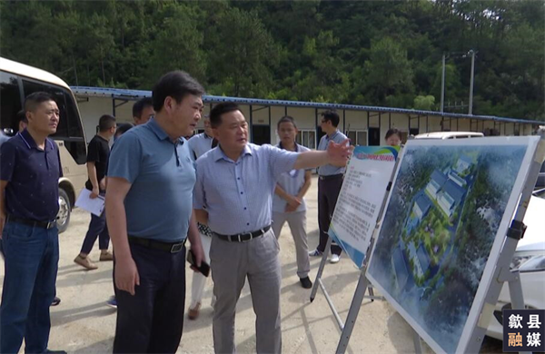 6月18日，縣委常委、常務(wù)副縣長(zhǎng)吳志平帶隊(duì)先后來到城區(qū)備用飲用水源保護(hù)區(qū)治理工程、第三水廠及供水管網(wǎng)配套延伸工程、漁梁風(fēng)貌整治提升工程、城區(qū)老舊管網(wǎng)提升項(xiàng)目、游泳館二期等重點(diǎn)項(xiàng)目建設(shè)現(xiàn)場(chǎng)，黃山徽投集團(tuán)黨委書記、董事長(zhǎng)洪筱明陪同。.png