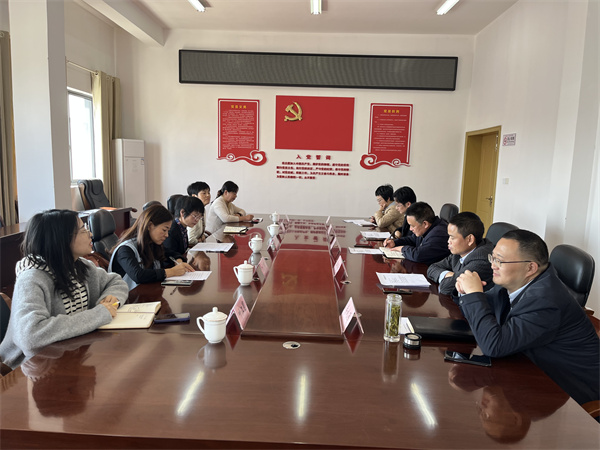 11月7日，縣組織部常務副部長邵靈花，縣紀委副書記吳嵐送集團黨務委員、紀委書記江黎君，集團財務總監(jiān)葉江圓到集團任職，集團班子成員參加。.jpg
