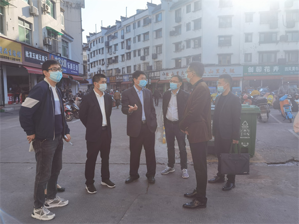 11月10日，常務(wù)副縣長詹凱一行調(diào)研歙州中心市場，黃山徽投集團(tuán)常務(wù)副總經(jīng)理方亮陪同。.jpg
