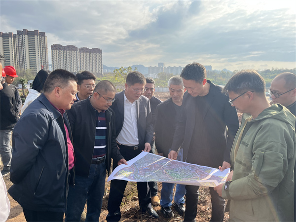 11月20日，縣委常務(wù)、副縣長詹凱帶隊調(diào)研集團(tuán)富豐新城商務(wù)服務(wù)中心項目規(guī)劃設(shè)計，洪董，余總陪同調(diào)研。.jpg