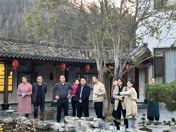 11月26日，縣人大鄭向陽主任帶隊考察黟縣泊心云宿建成運營情況，洪董，方總，葉總陪同調研。.jpg