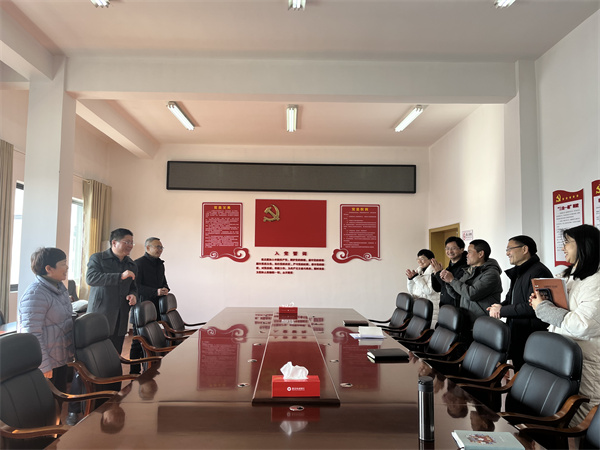 1月29日，縣委常委、副縣長詹凱，財政局曹局、汪局一行赴集團開展新春走訪慰問。.jpg