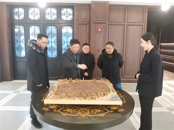 2月2日，縣委常委、副縣長(zhǎng)詹凱赴上海開(kāi)展“雙招雙引”工作，考察調(diào)研露香園城市更新項(xiàng)目，并與上海城投控股對(duì)接洽談，誠(chéng)邀上海城投到歙縣考察投資，參與富豐新城建設(shè)。1.jpg
