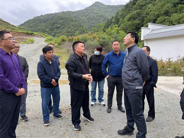 5月22日，王奇勇縣長(zhǎng)一行前往610礦調(diào).jpg