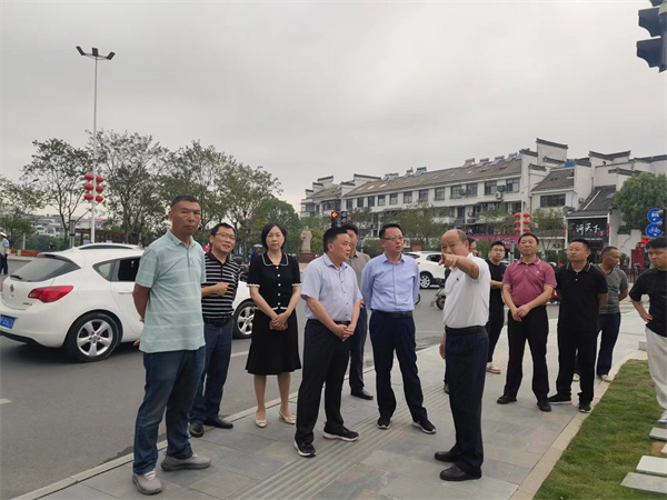 6月5日，洪董陪同汪凱書記一行調(diào)研古城公園提升改造項(xiàng)目.jpg