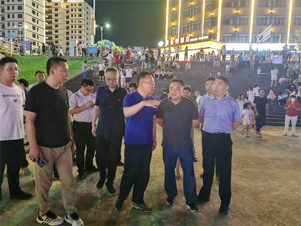 7月15日，汪凱書記視察百花夜市，并就985綠道項目前期工作進行指導，洪董，張總陪同調研。.jpg