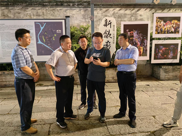 9月11日，汪凱書(shū)記夜間調(diào)研古城三期項(xiàng)目，對(duì)部分節(jié)點(diǎn)提升進(jìn)行指導(dǎo)，黃山徽投集團(tuán)黨委書(shū)記、董事長(zhǎng)洪筱明，副總經(jīng)理張高峰陪同調(diào)研。.jpg