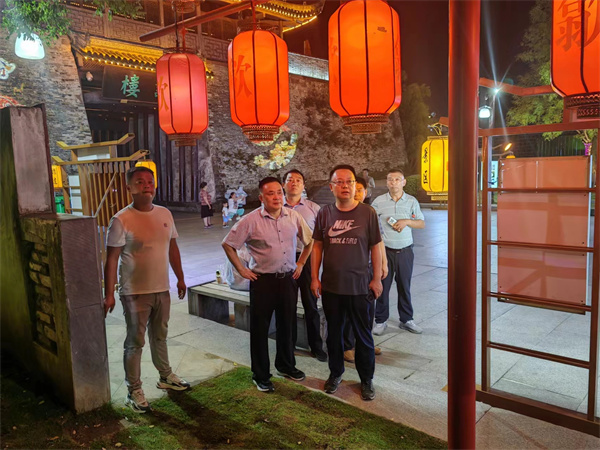 9月11日，汪凱書(shū)記夜間調(diào)研古城三期項(xiàng)目，對(duì)部分節(jié)點(diǎn)提升進(jìn)行指導(dǎo)，洪董，張總陪同調(diào)研。.jpg