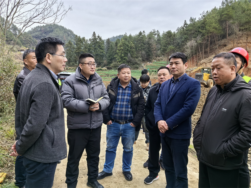 2月17日，王縣長、程縣長帶隊(duì)到新安江防洪治理項(xiàng)目指導(dǎo)工作，洪董、張總陪同。1.jpg